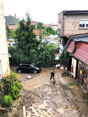 Ratowanie budynków po powodzi - tynki na zalane mury